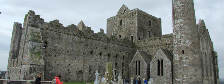 Der Rock of Cashel ist eine der kirchen- und kunsthistorisch bedeutsamsten Sehenswürdigkeiten Irlands.