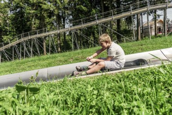 Mit der Doppel-Sommerrodelbahn könnt ihr sogar Wettrennen fahren.