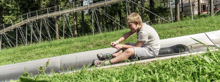 Mit der Doppel-Sommerrodelbahn könnt ihr sogar Wettrennen fahren.