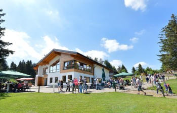 Verschnaufspause gefällig? Die Märchenwiesenhütte wartet auf dich.