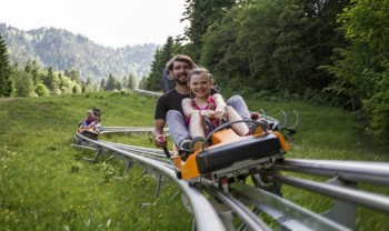 73 Kurven, 9 Jumps, 7 Wellen – und an der höchsten Stelle geht es 4 Meter über dem Boden entlang.