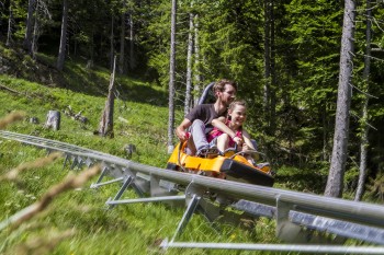 73 Kurven, 9 Jumps, 7 Wellen – und an der höchsten Stelle geht es 4 Meter über dem Boden entlang.