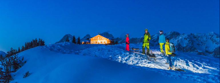 Die Rodelbahn lädt zu einer abenteuerlichen Nachtfahrt ein.