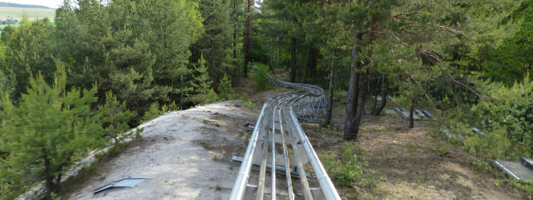 Auf der langen Sommerrodelbahn ist landschaftliche Abwechslung dauerhaft vorhanden.