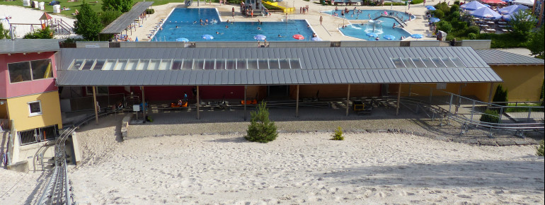 Bei der Fahrt nach oben hat man genug Zeit das Panorama und das Umland besser zu erkunden. Wie wäre es zum Beispiel mit einem Sprung ins kühle Nass des Dünenbades nebenan, oder dem Hochseilgarten.