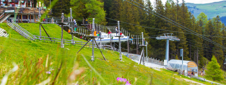 Im Seilpark am Pradaschier in Churwalden können Kinder ab 10 Jahren ihre Geschicklichkeit testen.