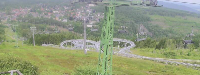 Die 560 Meter lange Strecke des Drachenblitzs schlängelt sich durch die geheimnisvolle Drachenhöhle, vorbei an dem gigantischen Urvieh.