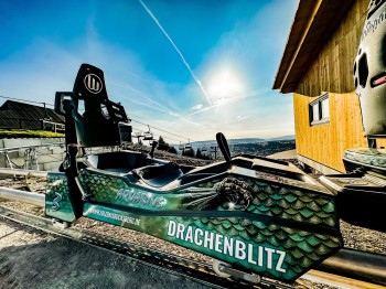 Die 560 Meter lange Strecke des Drachenblitzs schlängelt sich durch die geheimnisvolle Drachenhöhle, vorbei an dem gigantischen Urvieh.