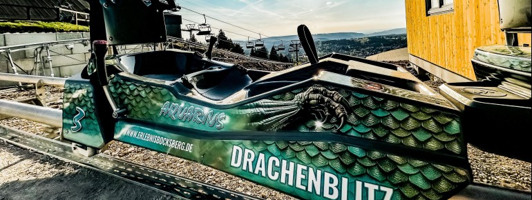 Die 560 Meter lange Strecke des Drachenblitzs schlängelt sich durch die geheimnisvolle Drachenhöhle, vorbei an dem gigantischen Urvieh.