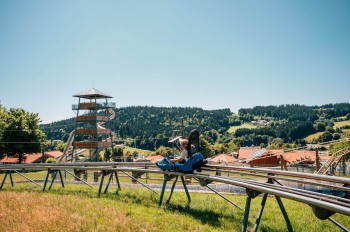 Den Berg hoch geht’s gemütlich mit dem Lift, sodass ihr euch zurücklehnen und die Aussicht genießen könnt.