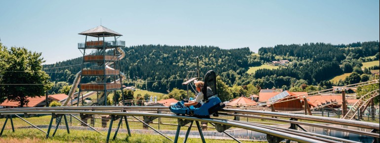 Den Berg hoch geht’s gemütlich mit dem Lift, sodass ihr euch zurücklehnen und die Aussicht genießen könnt.