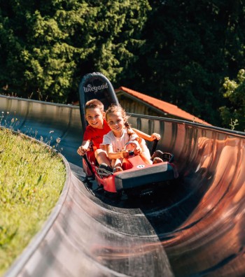Auf der über 1.000 Meter langen Rodelstrecke des Bayerwald-Bobs geht’s ordentlich rund!