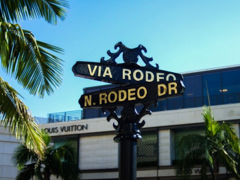 Der Rodeo Drive ist eine exklusive Einkaufs- und Flaniermeile