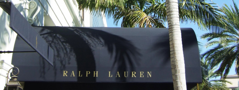 Einkaufen unter Palmen