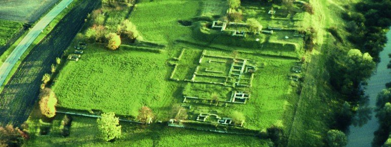 Die Ruinen des Römerkastells aus der Luft.