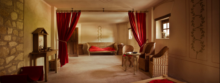 In den rekonstruierten Gebäuden bist du buchstäblich in den Wohnzimmern der Römer zu Gast.