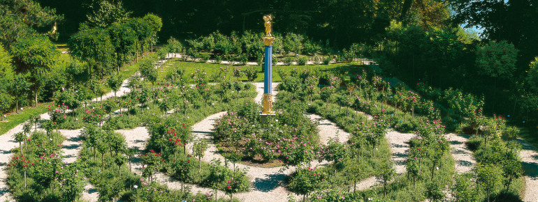 Im Rosarium blühen tausende Duftrosen um die Glassäule in der Mitte.