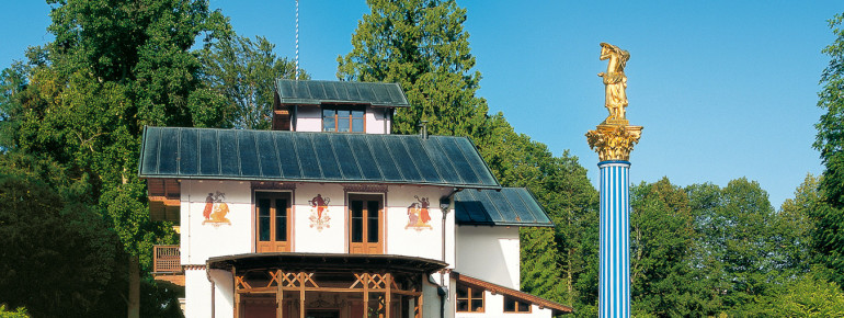 Vom Rosengärtchen sieht man die Glassäule und das Casino.