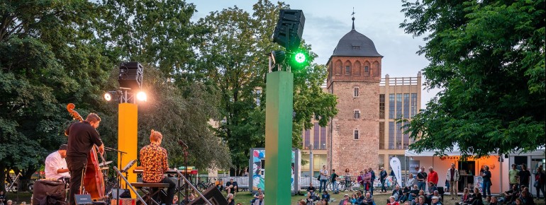 Vor allem im Sommer dient der Park um den Roten Turm als Treffpunkt und Veranstaltungsort.