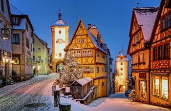 Schon seit hunderten von Jahren erstrahlt die Rothenburger Altstadt im weihnachtlichen Lichterglanz.