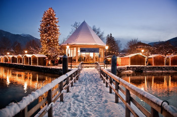 Direkt am Ufer des Sees befinden sich die festlich beleuchteten Hütten des Rottacher Adventsmarktes.