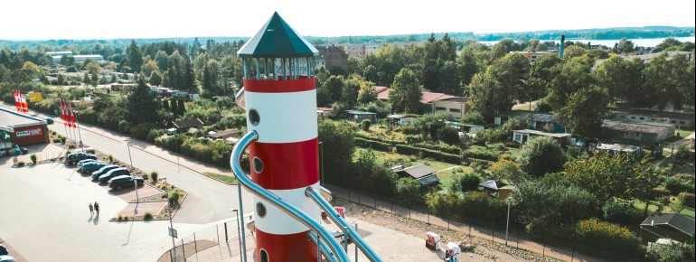 Von der Aussichtsplattform blicken Besucher über die Müritz bis zum Horizont.