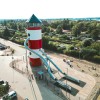 Von der Aussichtsplattform blicken Besucher über die Müritz bis zum Horizont.