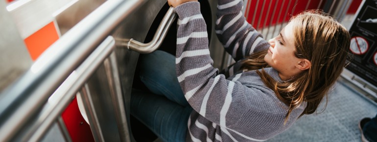 Kinder sausen aus 16 Metern Höhe durch die längste Röhre bis vors Kaufhaus Stolz.