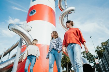 Sein maritimes Design macht den Turm schon von Weitem zum Blickfang.