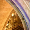 Blick in die Krypta der Sagrada Família. Die Gewölbedecke wurde von Gaudí so konstruiert, dass Licht hineinströmen kann.