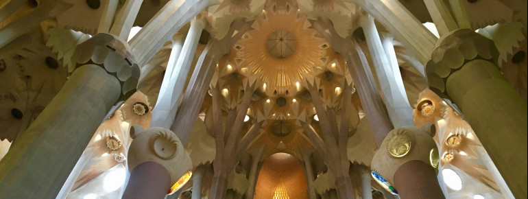 Blick in den imposanten Innenraum der Sagrada Família.