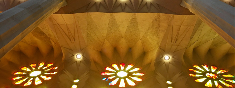 Buntes Fensterglas lässt den Innenraum der Kirche in unterschiedlichstem Licht erstrahlen.