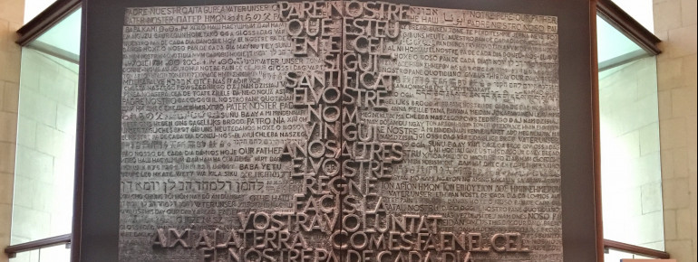 Das wohl eindrucksvollste Tor: Mit erhöhten Buchstaben steht hier das Vater Unser in Katalanisch, aber auch andere Sprachen sind im Hintergrund vertreten.