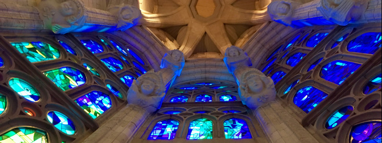 Jeder Bereich der Kirche wird in unterschiedliches Licht getaucht.