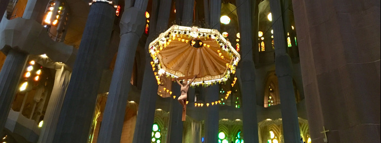 Der Altar innerhalb der Apsis.