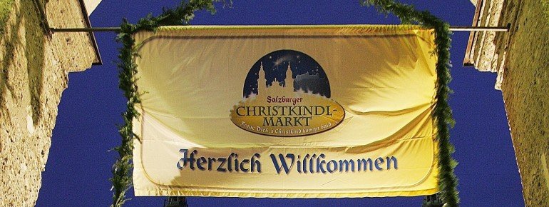 Der festlich geschmückte Eingang zum Christkindlmarkt Salzburg