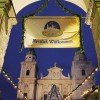 Der festlich geschmückte Eingang zum Christkindlmarkt Salzburg