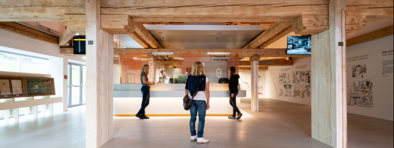 Im Besucherzentrum können Audioguides ausgeliehen werden.