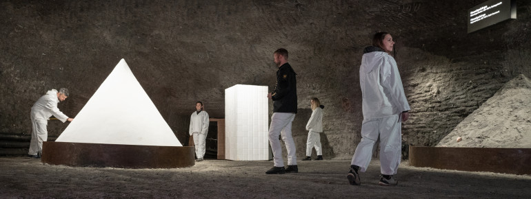 Für den Besuch wirst du mit dem weißen Anzug der Bergleute ausgestattet.