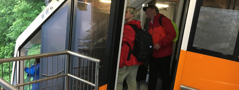Ein Schrägaufzug bringt die Besucher hinauf auf den Berg.