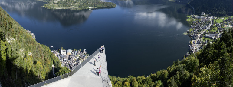 Auf dem Hallstatt Skywalk hast du einen tollen Blick auf den UNESCO Welterbeort Hallstatt.
