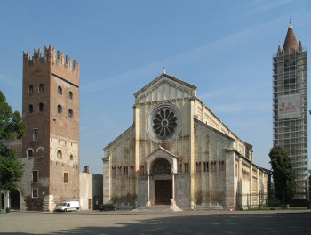 Die Kirche mit ihren zwei Türmen