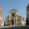 Die Kirche mit ihren zwei Türmen
