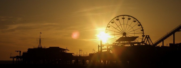 Das Santa Monica Pier bei Sonnenuntergang