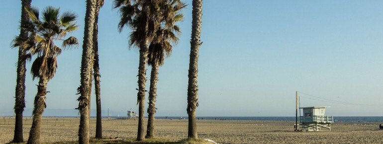 Der Santa Monica State Beach neben dem Pier