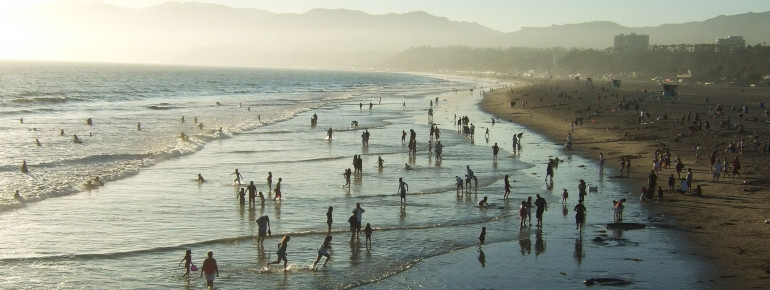Blick vom Pier auf den Strand, der zu einem Bad im Pazifik einlädt