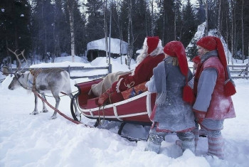 Santa Claus mit seinen Elfen und Rentieren.