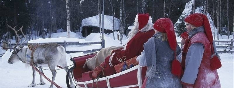 Santa Claus mit seinen Elfen und Rentieren.