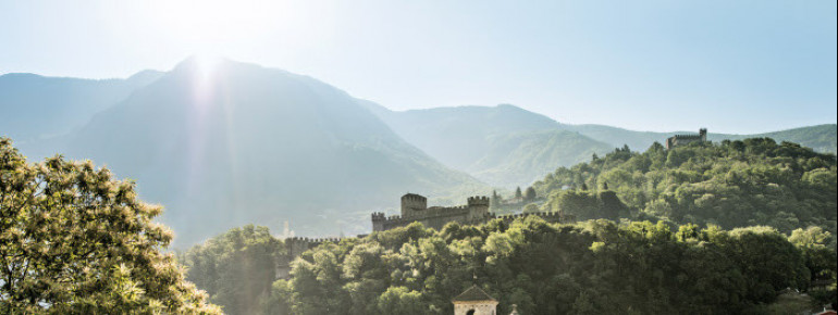 Als hinterste der drei Burgen überragt Sasso Corbaro die Stadt Bellinzona.