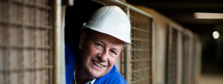 Alle Besucher werden vor der Fahrt ins Bergwerk mit einem Helm ausgestattet.